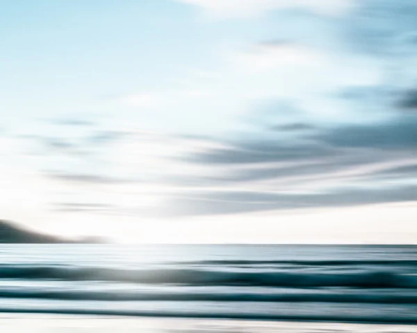 Анотація морського пейзажу з розмитим панорамним рухом на папері — стокове фото