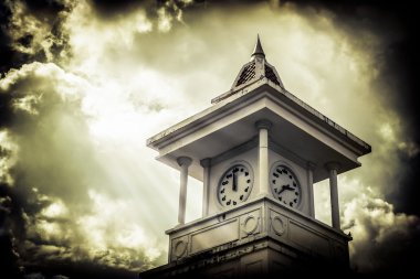 Saat Kulesi ile bulutlu gökyüzü