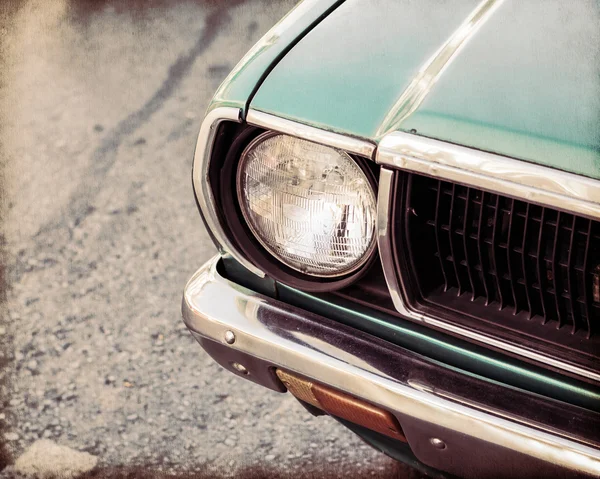 Лицьова сторона зеленого старого автомобіля — стокове фото