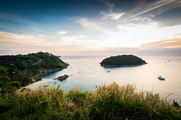 Paisagem oceânica tropical com pequena ilha, Phuket, Tailândia — Fotografia de Stock