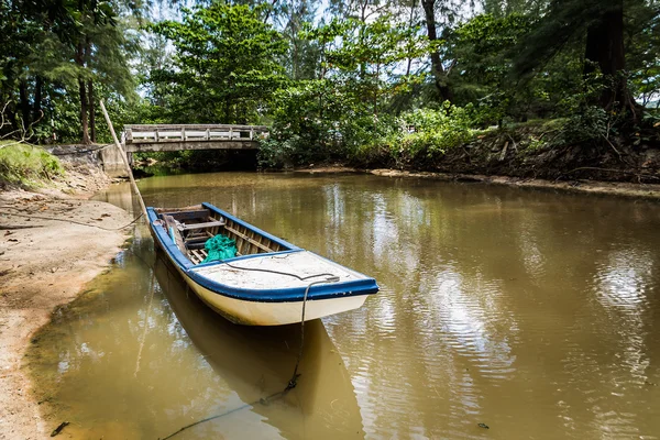 Barco de madeira no canal — Fotografia de Stock