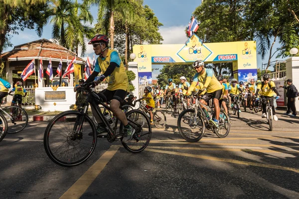 PHUKET THAILAND-DIC 11: Evento en Tailandia "Bike for dad". Muchos — Foto de Stock