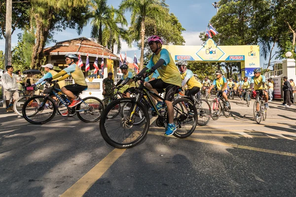 PHUKET THAILAND-DIC 11: Evento en Tailandia "Bike for dad". Muchos — Foto de Stock