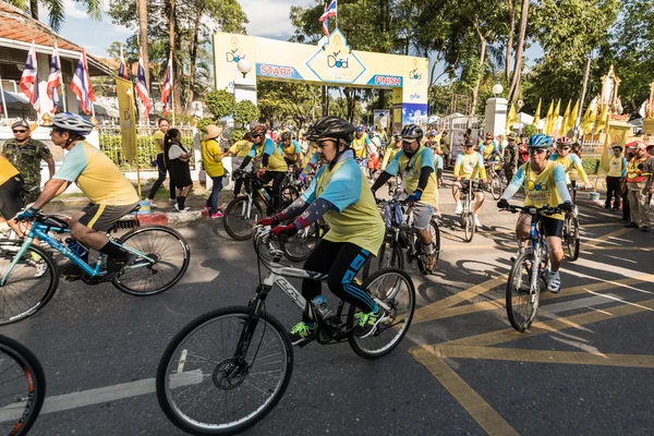 PHUKET THAILAND-DIC 11: Evento en Tailandia "Bike for dad". Muchos — Foto de Stock