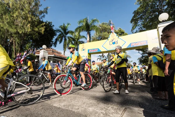 PHUKET THAILAND-DIC 11: Evento en Tailandia "Bike for dad". Muchos — Foto de Stock