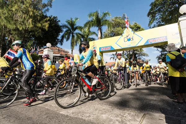 PHUKET THAILAND-DIC 11: Evento en Tailandia "Bike for dad". Muchos — Foto de Stock