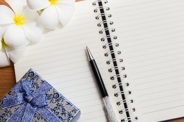 Hediye kutusu ve üstünde defter kalem 