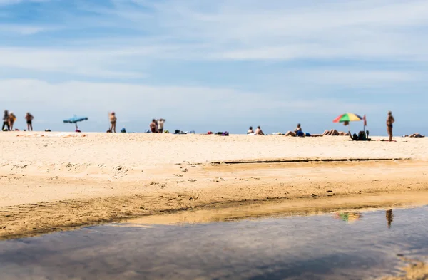 Abstrakt von verschwommenen Menschen am Strand — Stockfoto