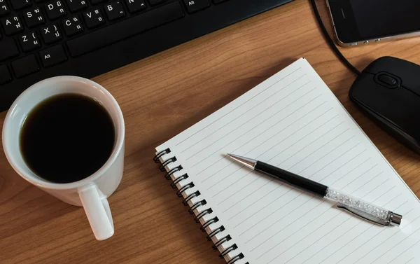 Bolígrafo en el portátil con teclado de ordenador de café, ratón y teléfono celular —  Fotos de Stock