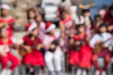 Bulanık çocuk ukulele Noel gün boyunca oynamak 