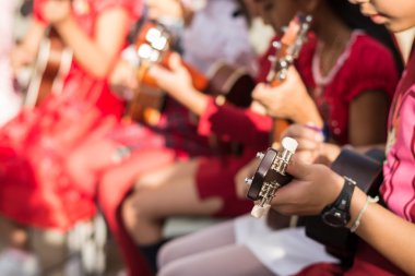 Bulanık çocuk ukulele Noel gün boyunca oynamak 