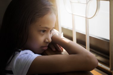 Sevimli kız kalmak pencerenin yakınındaki