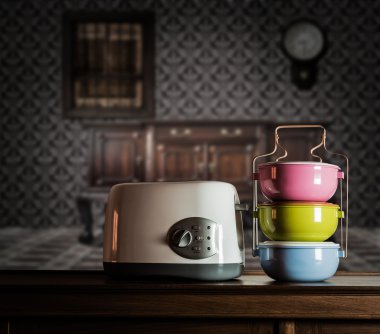 Renkli tiffin taşıyıcı ve ahşap dolap üzerinde ekmek kızartma makinesi