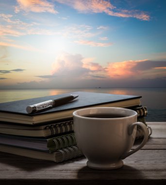 Kahve molası ile defter ve kalem görünümünü ahşap tablo