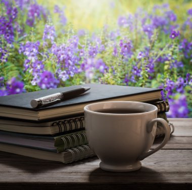 Kahve molası ile defter ve kalem garde ahşap tablo