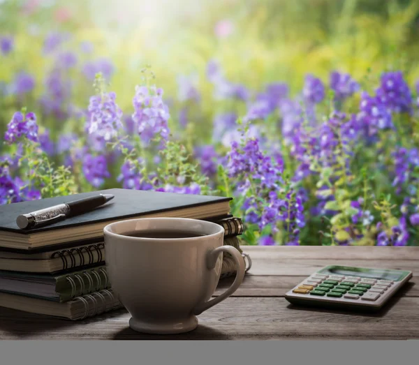 Kávészünet, a notebook és a toll, a kertben fából készült asztal — Stock Fotó