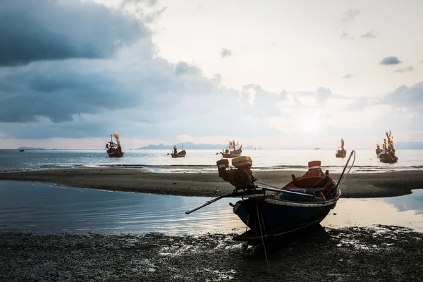 Veel vissersboot in de zee — Stockfoto