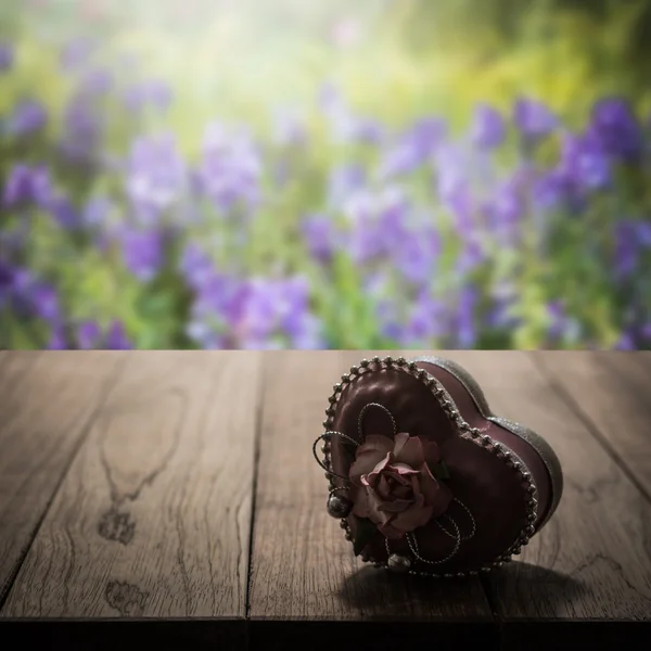 Regalo de corazón en mesa de madera — Foto de Stock