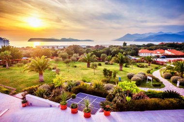 Dubrovnik ve güneşin önünde Adriyatik Denizi üzerinde peyzajlı bahçeye