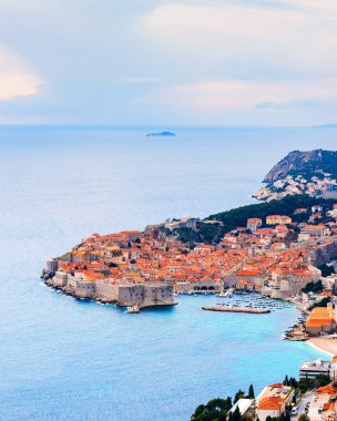 Yukarıdan görünüm ve Dubrovnik eski şehir ve çevresindeki deniz ve adalar