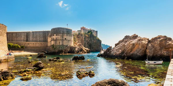 Stapel baai in de buurt van de oude stad Dubrovnik met Fort Bokar — Stockfoto