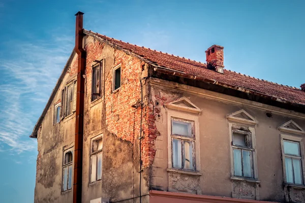 Marode Fassade des alten Backsteinhauses — Stockfoto