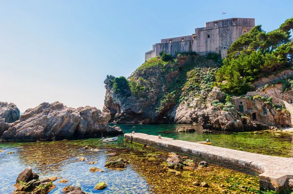 Kupie Bay, w pobliżu Starego Miasta w Dubrowniku z twierdza Lovrijenac — Zdjęcie stockowe