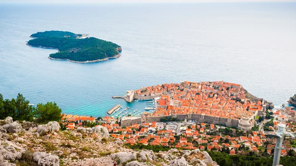 View from above and distance of Dubrovnik old city and surrounding sea and islands — Stock Photo, Image