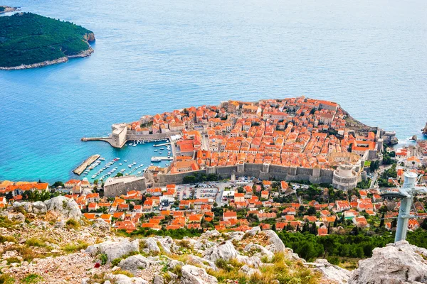 Vue d'en haut et distance de la vieille ville de Dubrovnik et de la mer et des îles environnantes — Photo