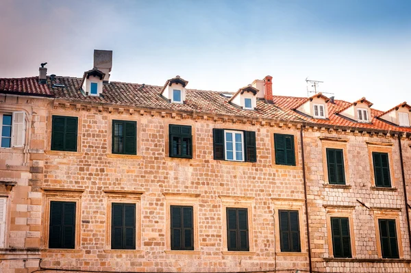 Vieilles maisons avec vieilles fenêtres dans la vieille ville de Dubrovnik — Photo