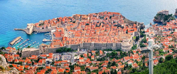 Weergave van bovenaf en afstand van Dubrovnik oude stad en de omliggende zee en eilanden — Stockfoto