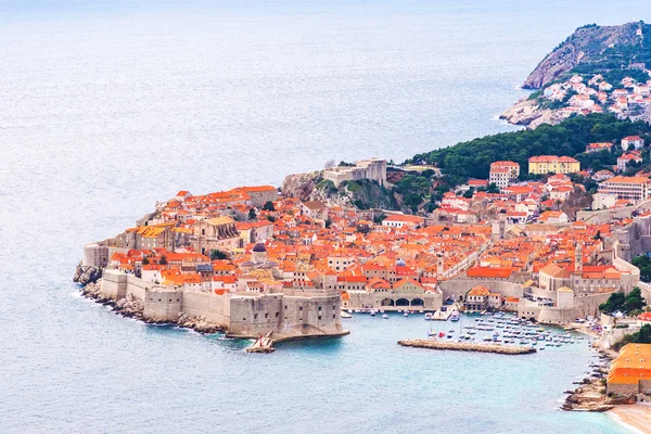 View from above and distance of Dubrovnik old city and surrounding sea and islands — Stock Photo, Image