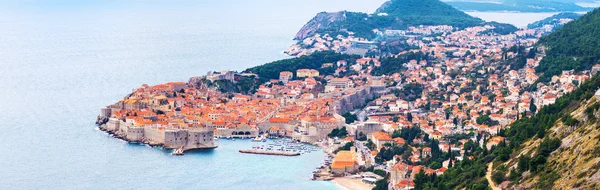 Vista dall'alto e la distanza della città vecchia di Dubrovnik e il mare e le isole circostanti — Foto Stock