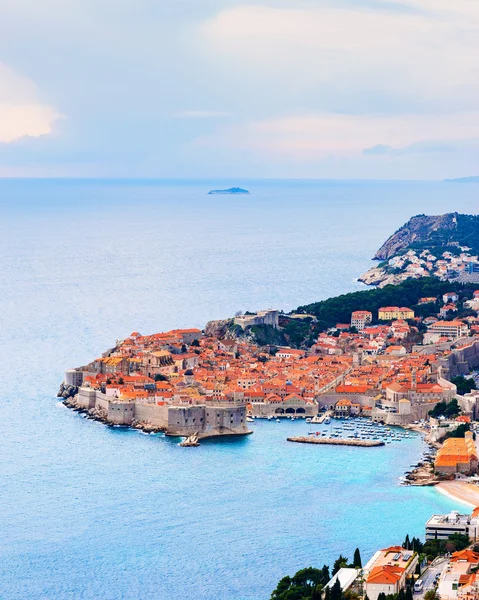 Vista dall'alto e la distanza della città vecchia di Dubrovnik e il mare e le isole circostanti — Foto Stock