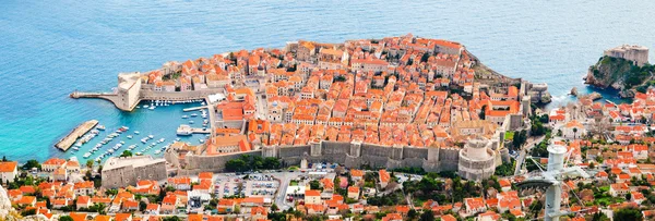 View from above and distance of Dubrovnik old city and surrounding sea and islands — Stock Photo, Image