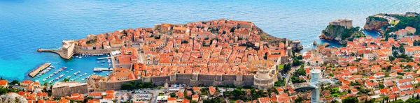 View from above and distance of Dubrovnik old city and surrounding sea and islands — Stock Photo, Image