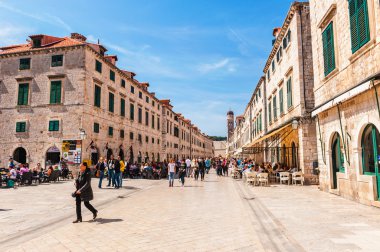 Dubrovnik, Hırvatistan - 11 Nisan 2015: Turist Dubrovnik'in, bir Unesco Dünya Mirası alanı ziyaret edin