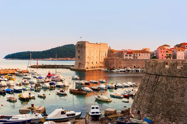 DUBROVNIK, CROACIA - 10 DE ABRIL DE 2015: Hermoso día soleado sobre la bahía frente al casco antiguo de Dubrovnik — Foto de Stock