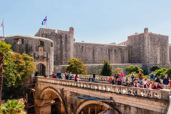 Dubrovnik, Kroatien - 11 April 2015: Många turister besöker gamla stan i Dubrovnik, en UNESCO: s världsarvslista — Stockfoto
