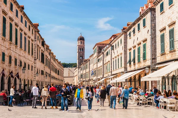 DUBROVNIK, CROACIA - 11 DE ABRIL DE 2015: Muchos turistas visitan el casco antiguo de Dubrovnik, Patrimonio de la Humanidad por la UNESCO — Foto de Stock