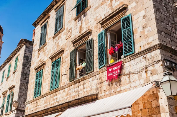 Dubrovnik, Hırvatistan - 11 Nisan 2015: Eski evleri eski windows Dubrovnik'in eski şehir ile — Stok fotoğraf