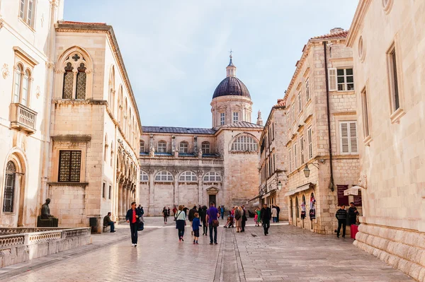 DUBROVNIK, CROACIA - 11 DE ABRIL DE 2015: Los turistas visitan el casco antiguo de Dubrovnik, Patrimonio de la Humanidad por la UNESCO — Foto de Stock