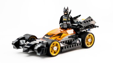 Zagreb, Hırvatistan - 25 Aralık 2015: Lego oyuncak Batman Batmobil ile. Beyaz arka plan üzerinde atış stüdyo.