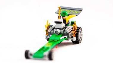 Zagreb, Hırvatistan - 25 Aralık 2015: Lego oyuncak Bilmececi Batman Dc comics arabadan. Beyaz arka plan üzerinde atış stüdyo.