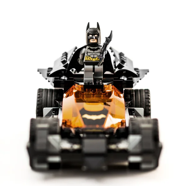 Zagreb, Kroatien - 25 December 2015: Lego leksak Batman med Batmobile. Studio skott på vit bakgrund. — Stockfoto