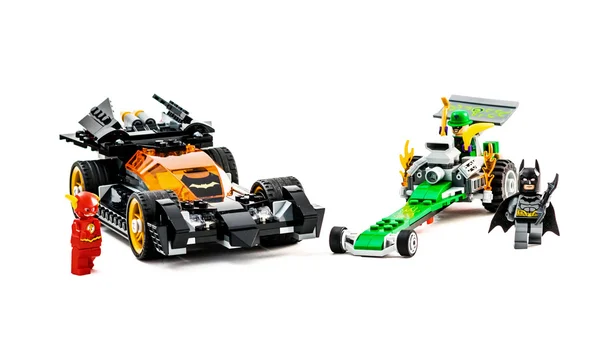 Zagreb, Kroatien - 25 December 2015: Lego leksak Batman med Batmobile, gåtan med sin bil och blixt från Dc universe. Studio skott på vit bakgrund. — Stockfoto