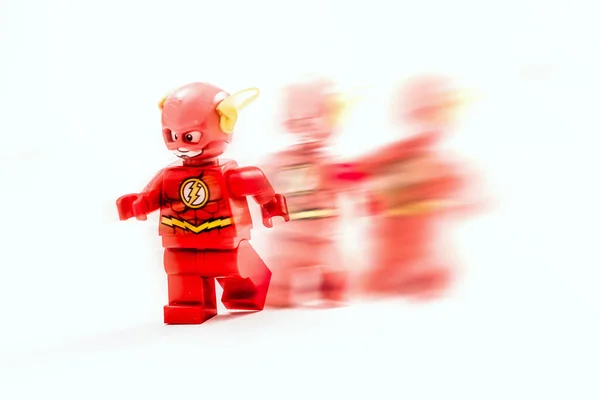 ZAGREB, CROATIA - DEZEMBRO 25, 2015: Lego toy Flash da DC comics. Estúdio filmado em fundo branco. Editorial ilustrativo . — Fotografia de Stock