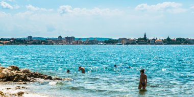 Zadar, Hırvatistan - 28 Temmuz 2015: Zadar yakınından Adriyatik Denizi turist yüzerek güneşli.