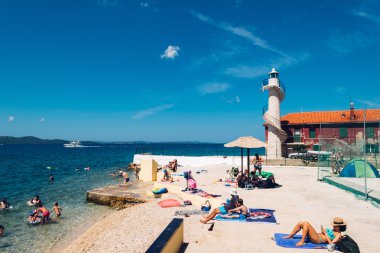 Zadar, Hırvatistan - 28 Temmuz 2015: Zadar yakınından Adriyatik Denizi turist yüzerek güneşli.