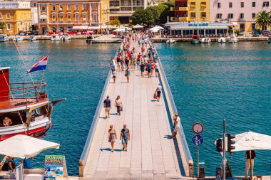 Zadar, Hırvatistan - 28 Temmuz 2015: Zadar yaz aylarında gelen birçok turist